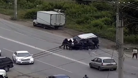 Толпа омичей поставила на колёса машину, которая перевернулась на Дианова. ВИДЕО