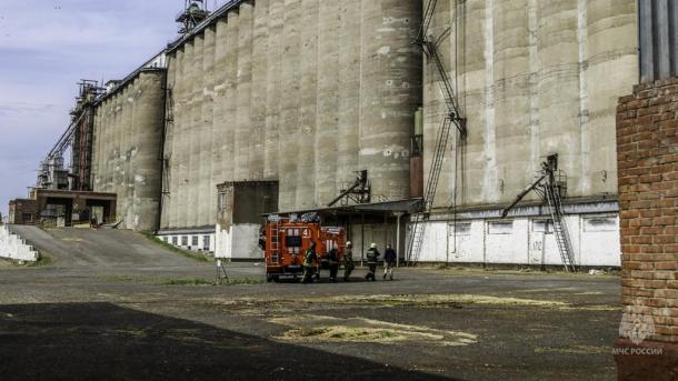 Три десятка пожарных «тушили» элеватор в Омске