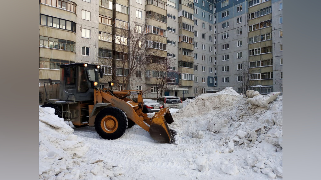 «На глазах у плачущих детей»: во время уборки двора трактор снёс снежную горку в Новосибирске