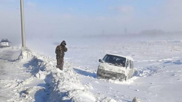 Омские полицейские остановили «Урал», чтобы вытащить иномарку из снега