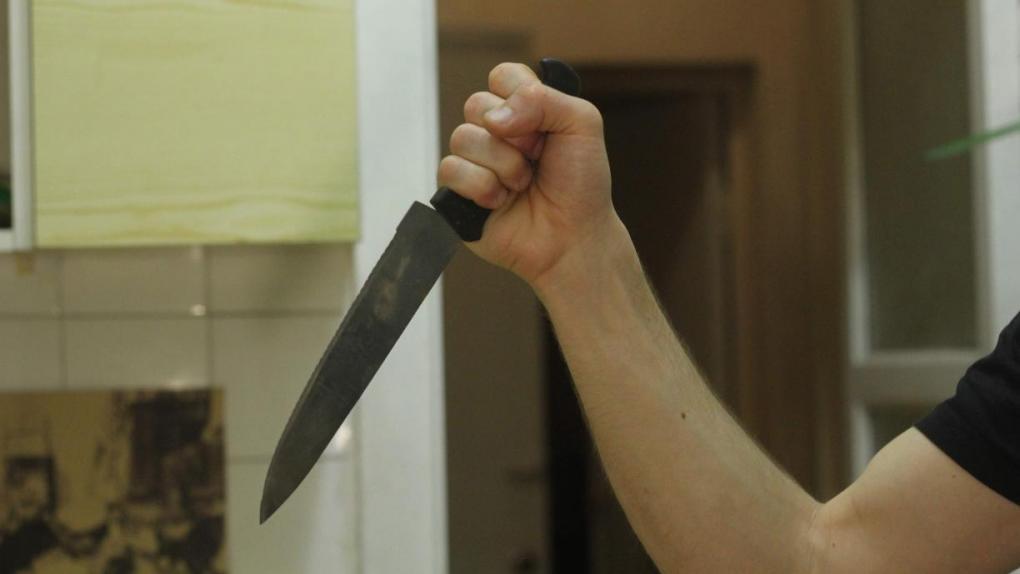 В Омске на беременную женщину напали с ножом посреди улицы
