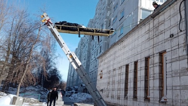 Лежал без движения: отдыхающий рабочий на крыше напугал новосибирцев