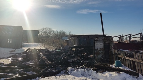 Приехал в гости к сестре и умер. В пожаре в Омской области погиб молодой парень
