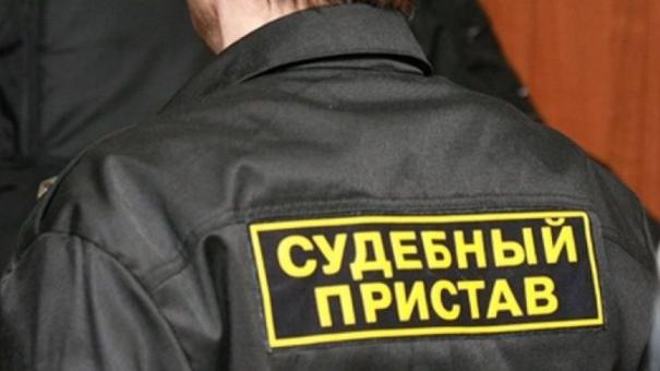 Год колонии получила омичка, которая толкнула пристава с лестницы
