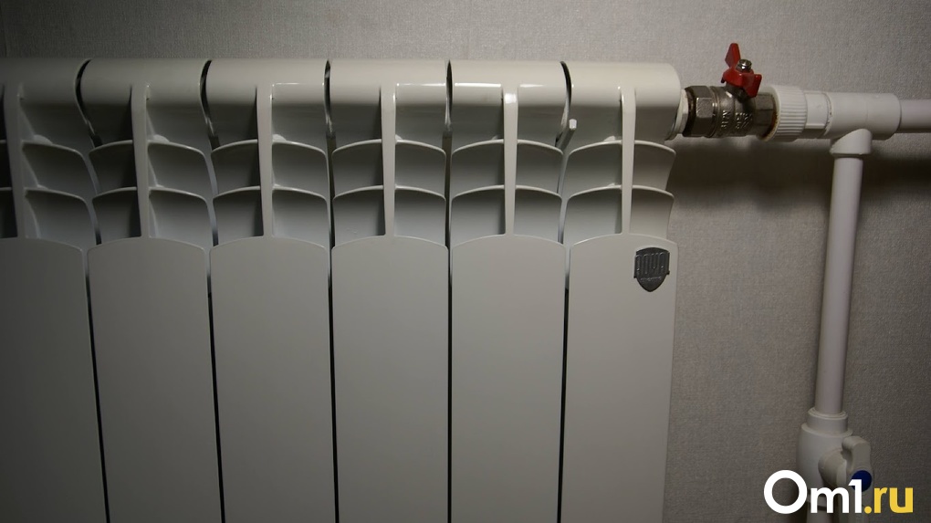 В Новосибирске на улице Серафимовича из-за дефекта теплосети пострадали 11 жилых домов