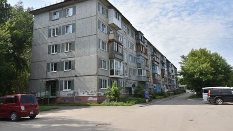 В Омске начали ремонтировать кровлю пятиэтажки, которая загорелась от удара молнии