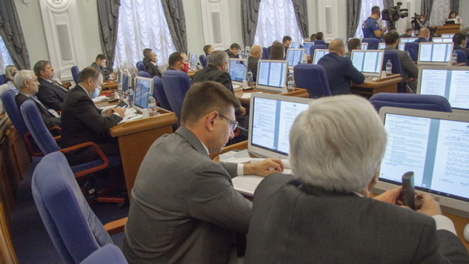 Льготы для бизнеса, споры об экологии и закрытие домов престарелых: о чём сегодня спорили омские депутаты