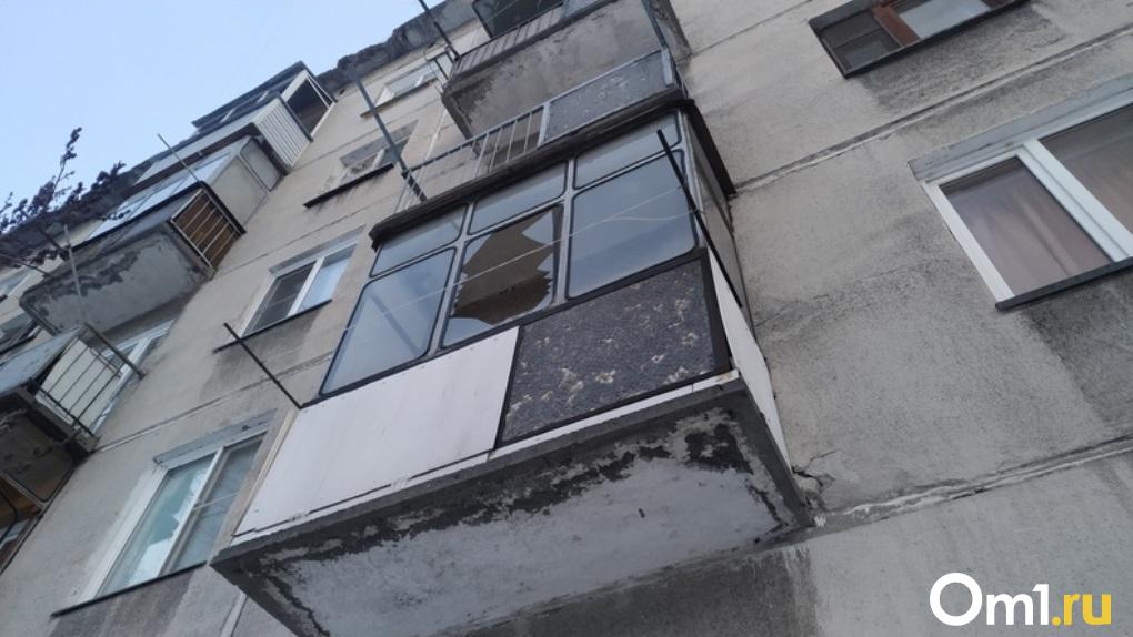 В Омске из окна девятиэтажки упала женщина