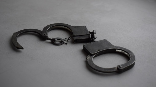 Пробил голову и сломал рёбра. Омич кочергой искалечил свою жену