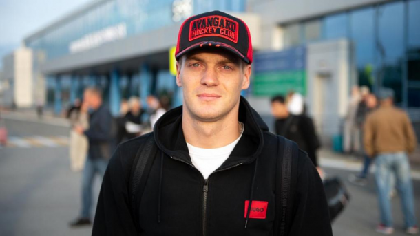 Нападающий «Авангарда» Рашевский сделал предложение возлюбленной в Петербурге