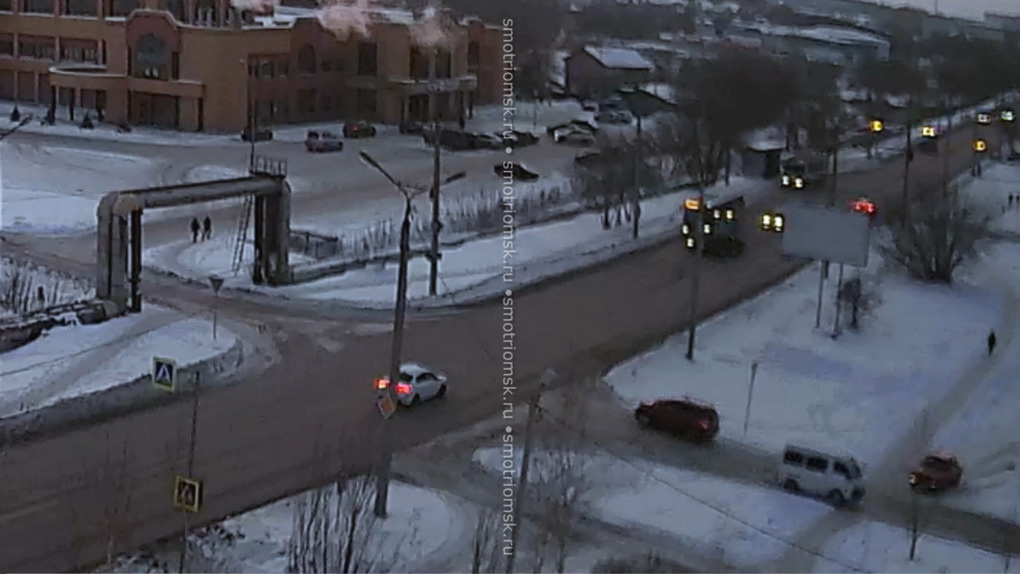 Омский лихач чудом избежал одной аварии, как попал в другую на улице Дианова
