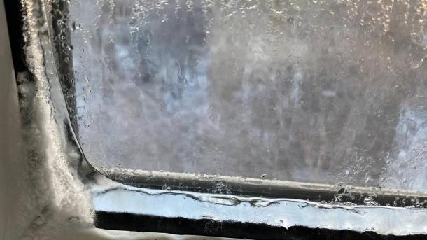 Из-за плохого отопления в квартирах омичей образуется лёд на окнах