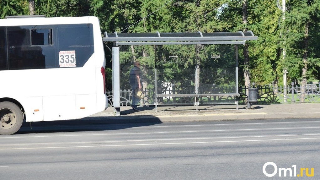 В Омске водитель зажал ногу пассажиру и протащил по дороге
