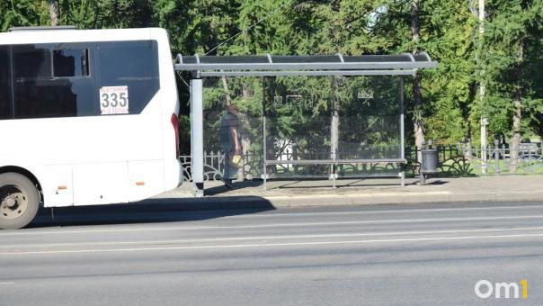 В Омске водитель зажал ногу пассажиру и протащил по дороге