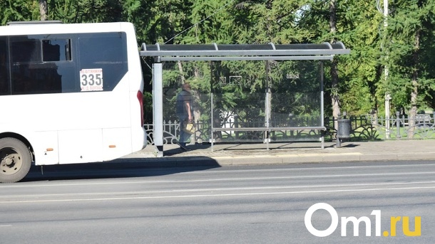 В Омске водитель зажал ногу пассажиру и протащил по дороге