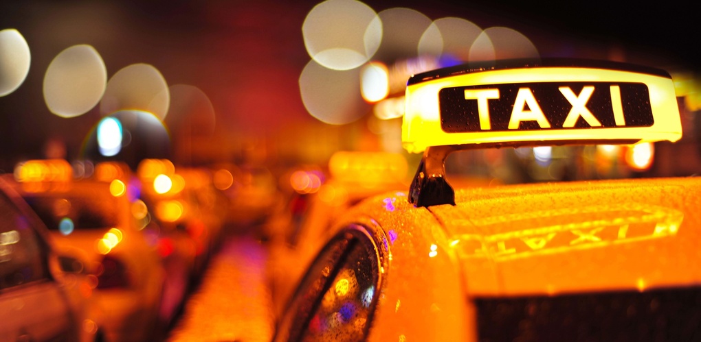 В День города в Омске резко взлетели цены на такси