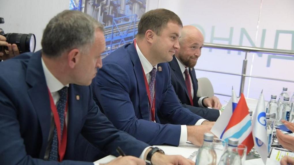 Губернатор Хоценко обсудил программу развития газоснабжения на Петербургском форуме
