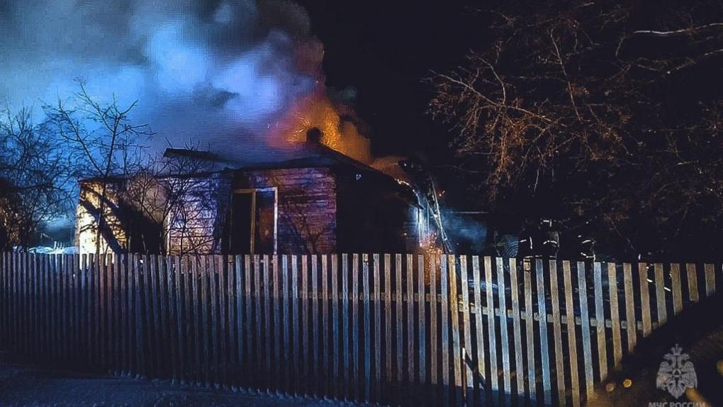 Появились кадры тушения пожара в Омской области, где у дома обрушилась крыша