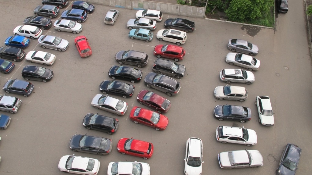 В департаменте транспорта считают, что парковки в центре Омска не нужны