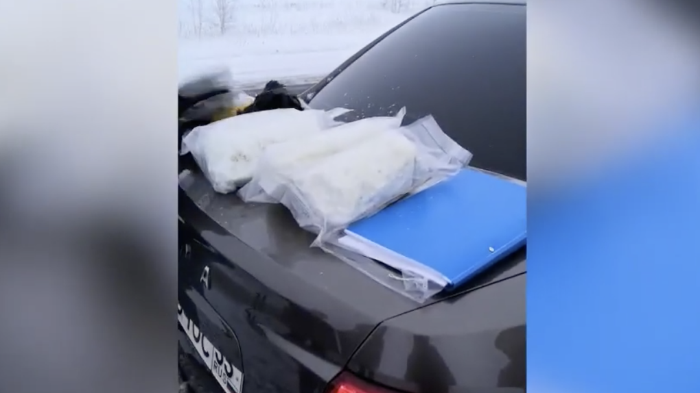 Омская полиция остановила машину, в которой оказалось больше пяти килограмм наркотиков