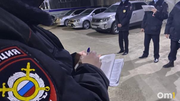 Под Омском 19-летнего парня изрезали ножом после драки у кафе