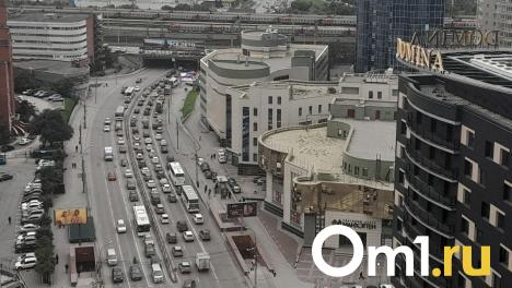 Пробки в 9 баллов сковали Октябрьский мост и правый берег Новосибирска