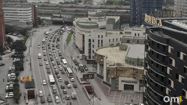 Пробки в 9 баллов сковали Октябрьский мост и правый берег Новосибирска