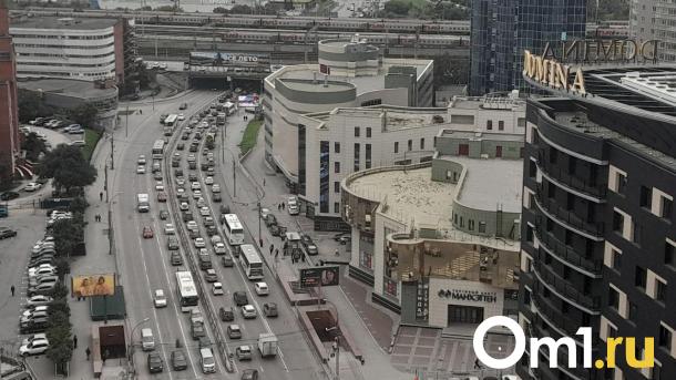 Пробки в 9 баллов сковали Октябрьский мост и правый берег Новосибирска