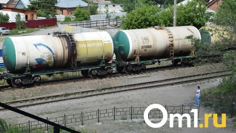 В Омске мужчина попал под грузовой поезд и остался жив