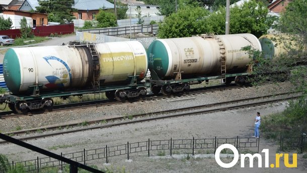 В Омске мужчина попал под грузовой поезд и остался жив