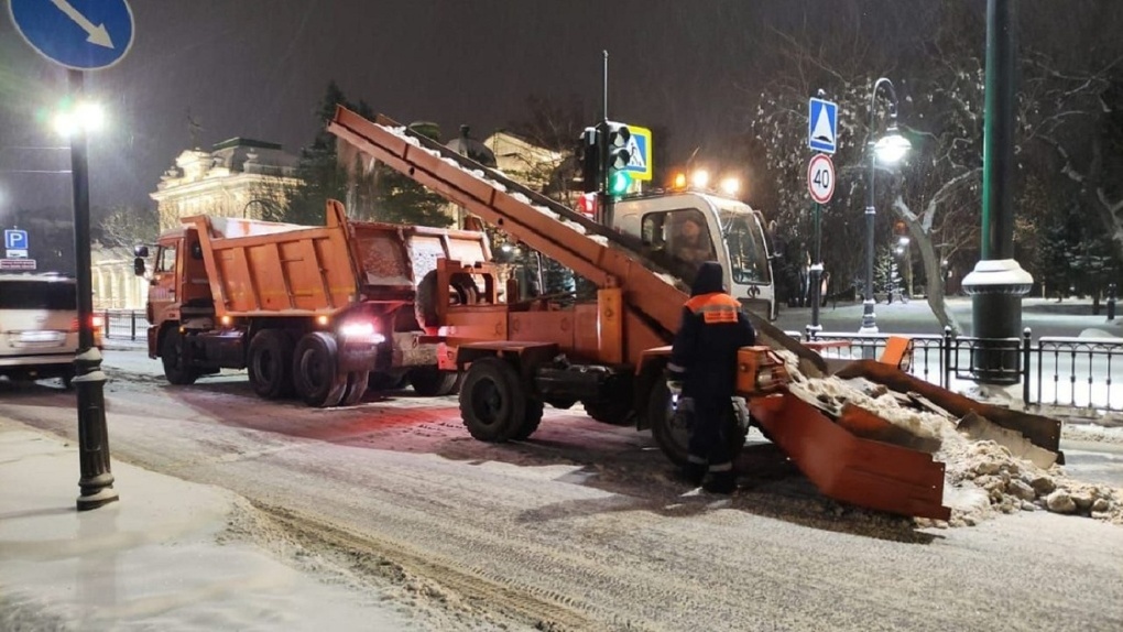 В Омске пообещали всю ночь расчищать снег с дорог после метели