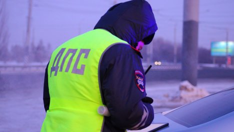 В Омске мужчина сбил переходящего дорогу семилетнего школьника