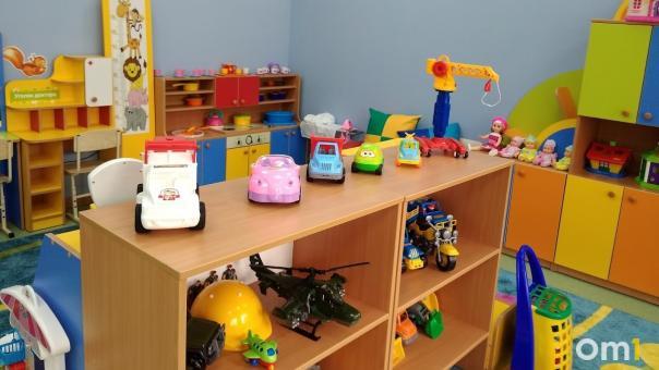 Испортила детям праздник: в Новосибирске родители ополчились на заведующую детским садом