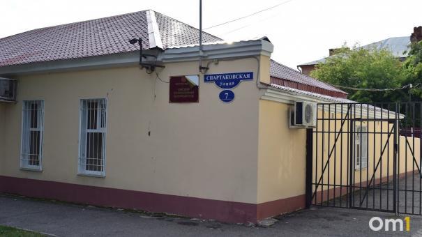 В Омске при благоустройстве повредили аллею тополей, которую защищали экологи