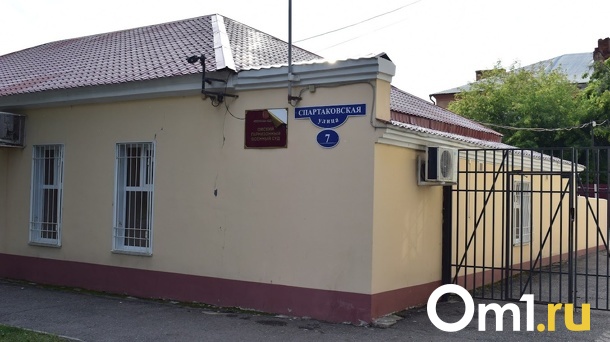 В Омске при благоустройстве повредили аллею тополей, которую защищали экологи