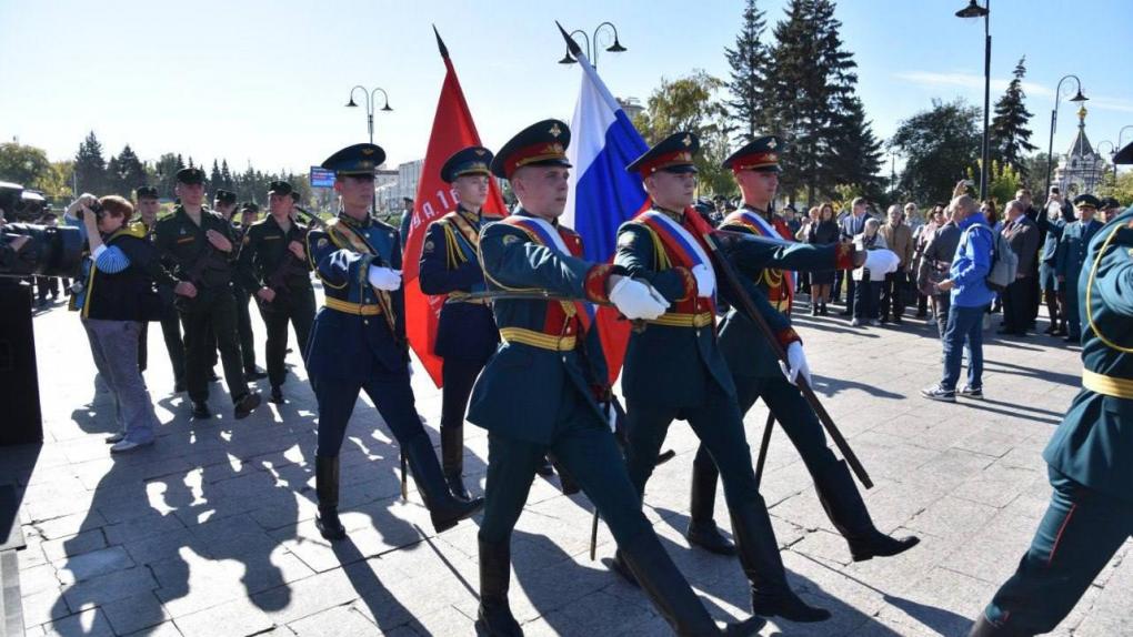 На набережной Омки торжественно открыли памятник Алтунину