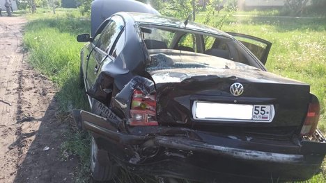 В Омске автобус на большой скорости сбил припаркованный автомобиль вместе с водителем и полицейским