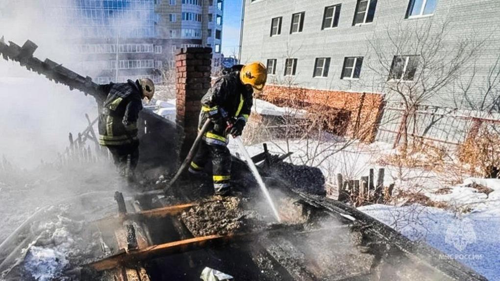 В Омске сгорел частный дом из-за печного отопления