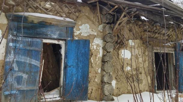 Новосибирцы 55 лет выживают в аварийном бараке, ожидая расселения