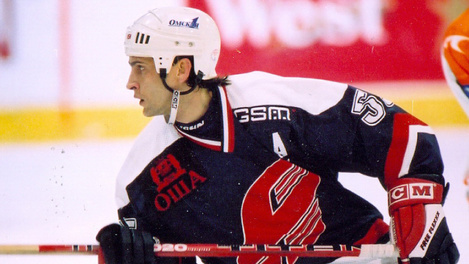 «Этот парень смог бы сыграть в любой команде». В Омске скончался легендарный хоккеист Сергей Елаков