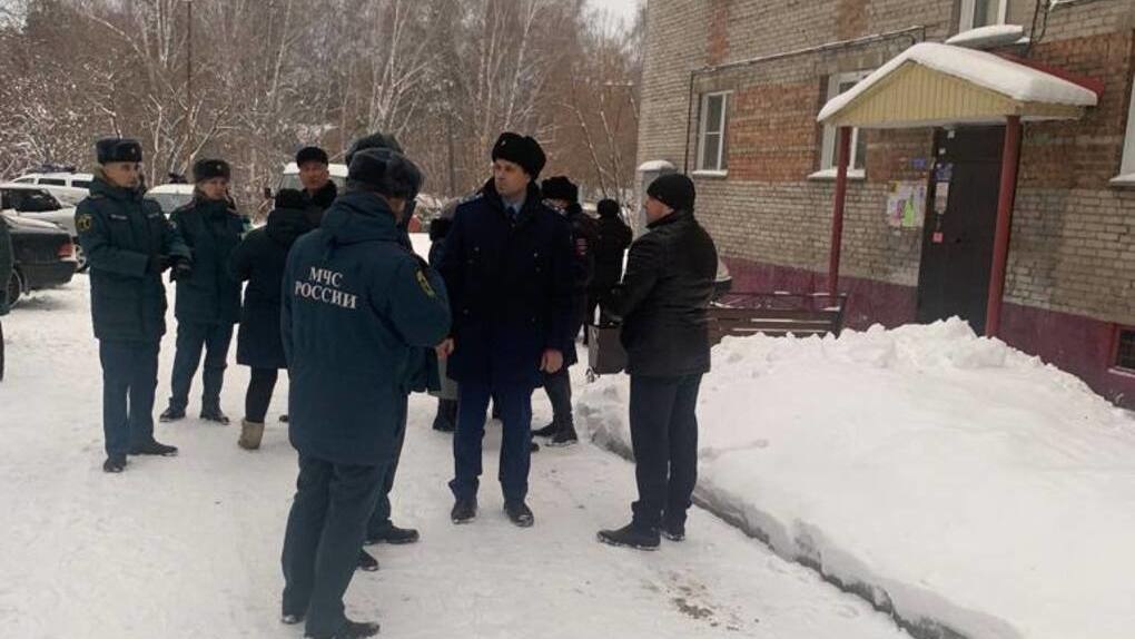 Оставили малышей одних? Новосибирская прокуратура проверит семью погибших в пожаре детей