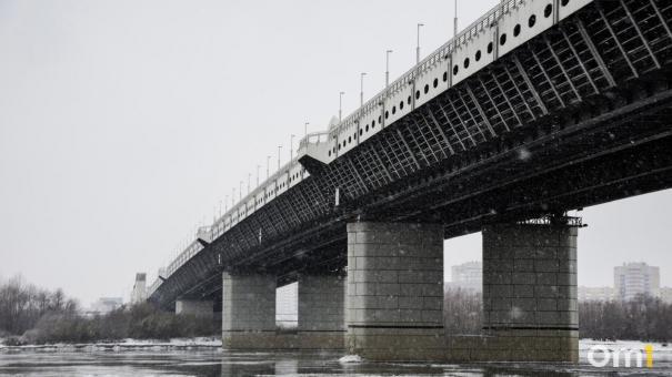 Разметку на омском метромосту будут обновлять всё лето