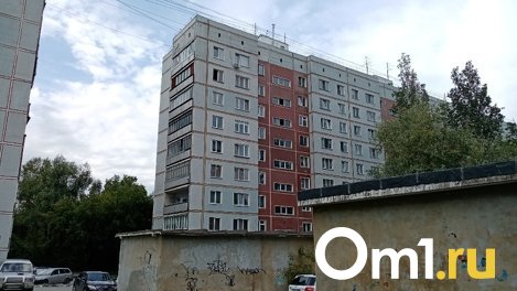 Тело женщины обнаружили под окнами многоэтажки в Новосибирске