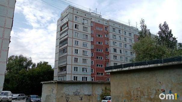 Тело женщины обнаружили под окнами многоэтажки в Новосибирске
