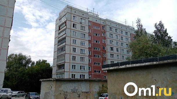 Тело женщины обнаружили под окнами многоэтажки в Новосибирске