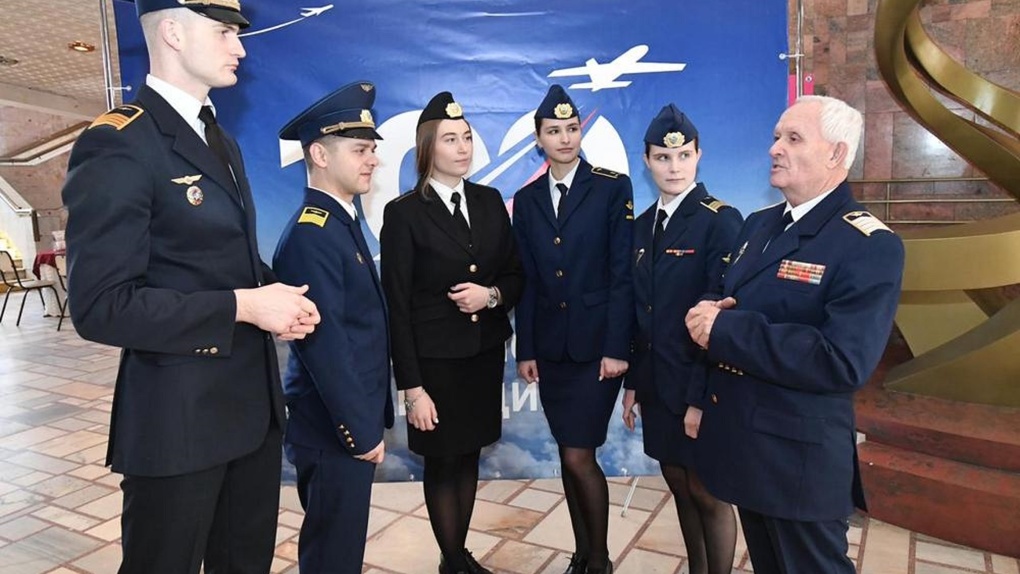 Александр Бурков поздравил омских специалистов из авиационной отрасли с юбилеем