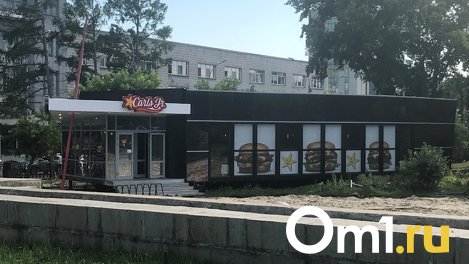 Кафе Carl’s Jr начали сносить в Первомайском сквере Новосибирска