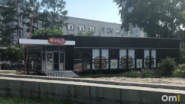 Кафе Carl’s Jr начали сносить в Первомайском сквере Новосибирска