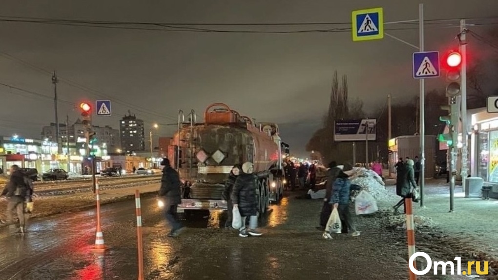 Шла на красный: большегруз насмерть задавил пенсионерку в Омске