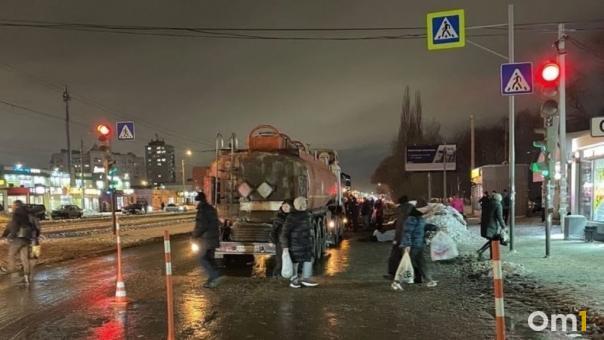 Шла на красный: большегруз насмерть задавил пенсионерку в Омске
